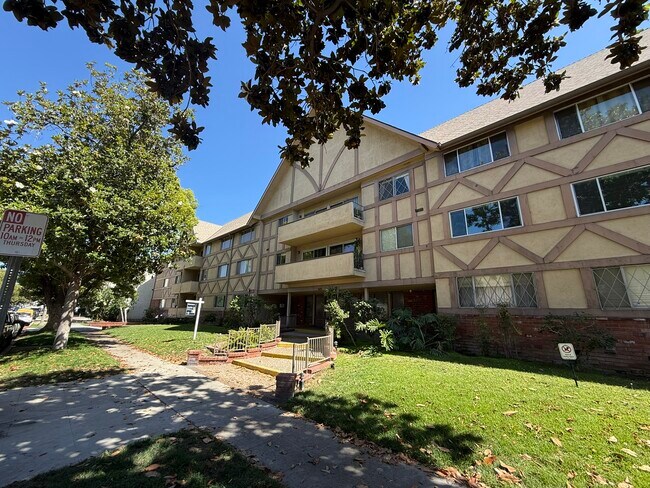 Building Photo - 600 W Stocker St