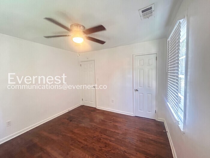 Building Photo - 3119 Lone Oak Ave SW