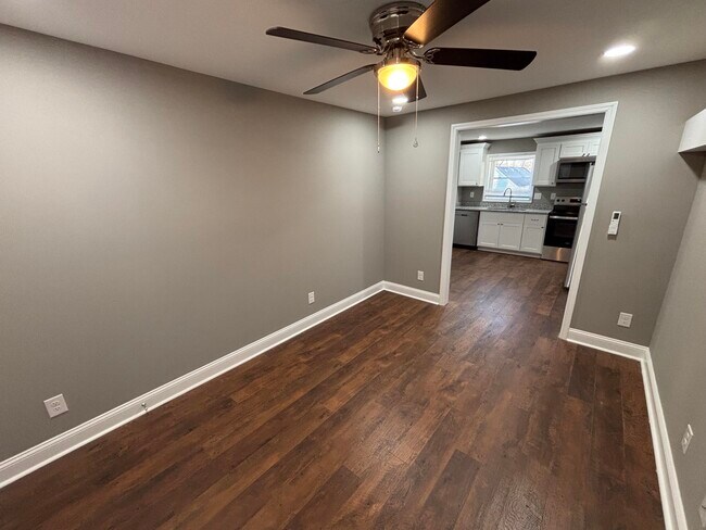 Building Photo - 402 Gunn St