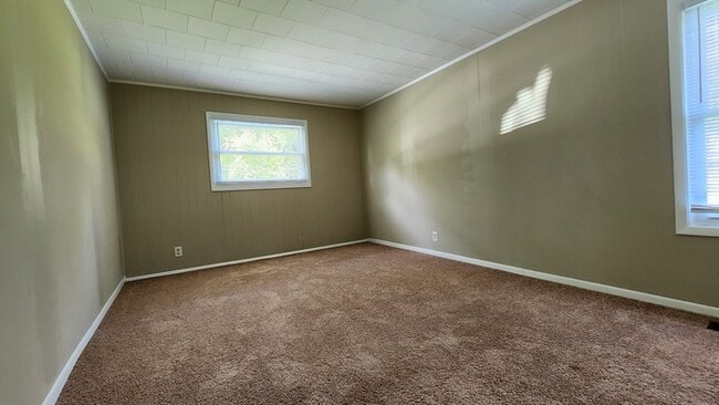 Building Photo - Roomy, Renovated House for Lease