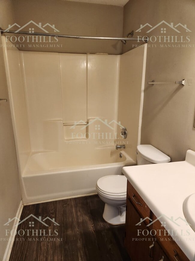 Building Photo - Beautiful 2-Bed Townhome with Storage and ...