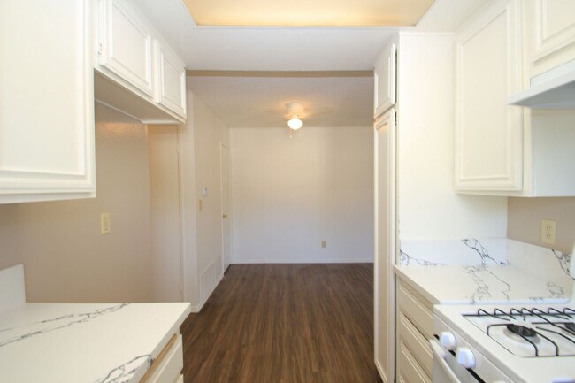 Building Photo - 2596 Sextant Ave