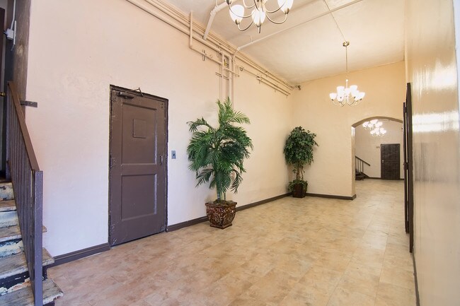 Building Photo - mon5233