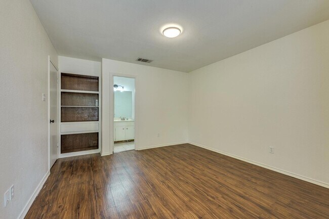 Building Photo - 16041 Stoneham Cir