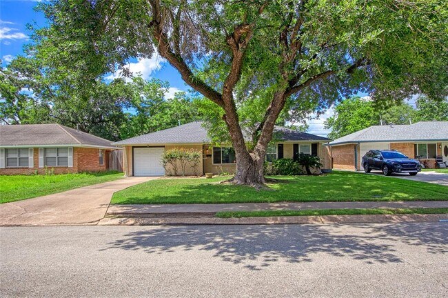 Primary Photo - 5206 De Lange Ln