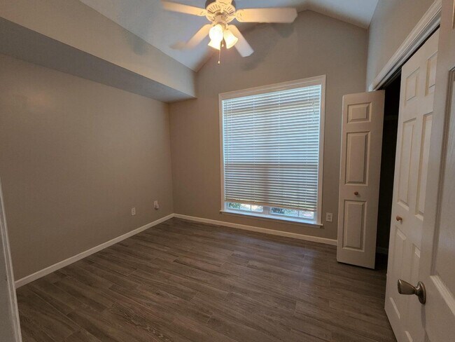 Building Photo - 572 Lory Ln