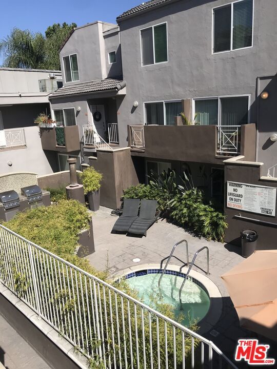 Building Photo - 355 N Maple St