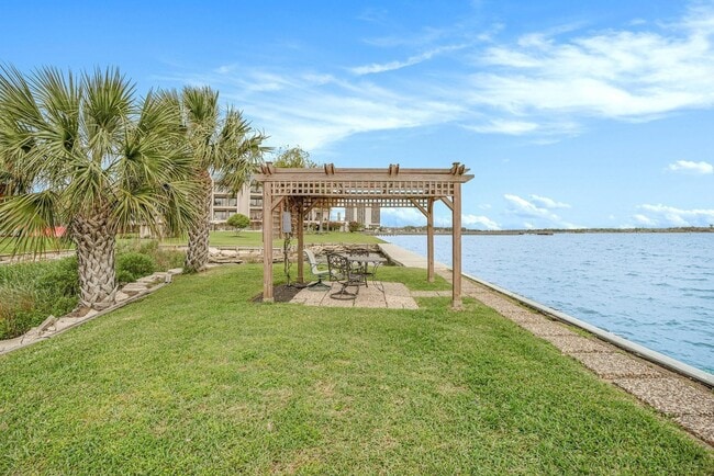 Building Photo - 351 Lakeside Ln