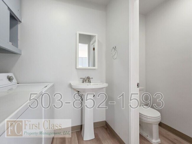 Building Photo - 8500 SW Canyon Dr