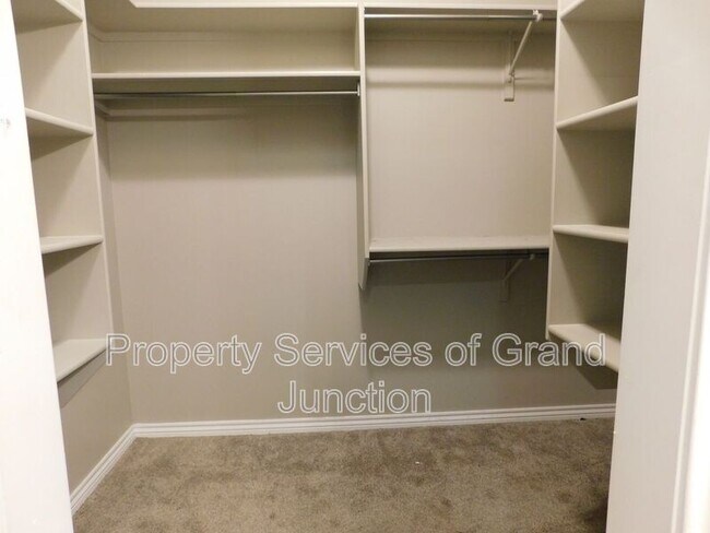 Building Photo - 733 Lakeview Ct