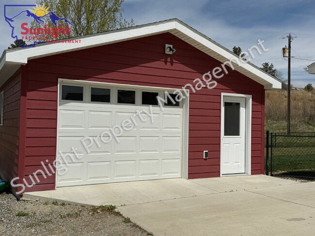 Building Photo - 3 Bed 2 Bath 2,756 sq ft on 2+ acres in Columbus