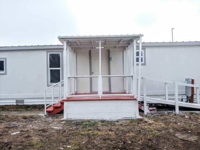 Building Photo - 3 Bedroom Family Home