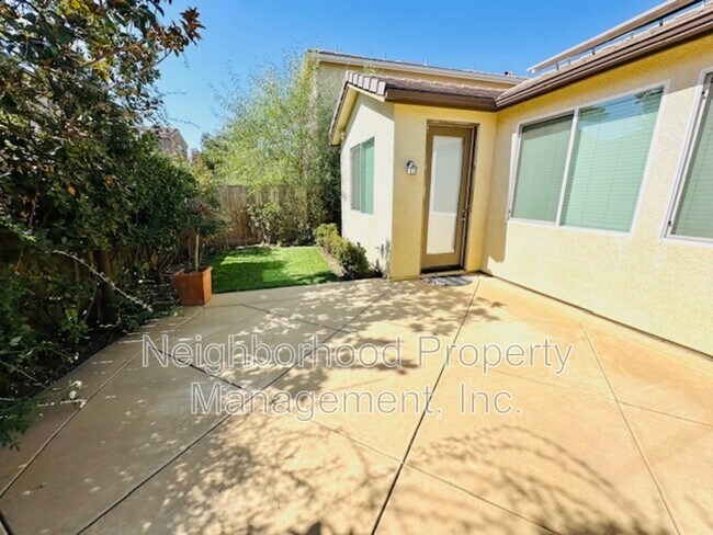 Building Photo - 3862 Buckingham Ave