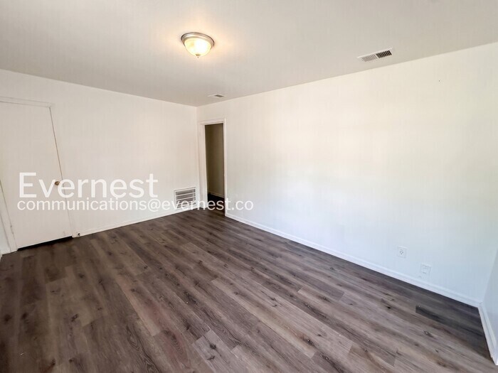 Building Photo - 730 82nd Pl S