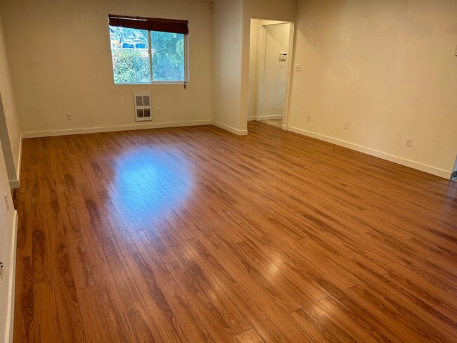 Building Photo - 4BD/2BA spacious and open Duplex located next to shopping, parks, hospitals and freeway access!