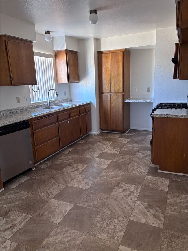 Building Photo - AVAILABLE NOW $200 off First Month Rent
