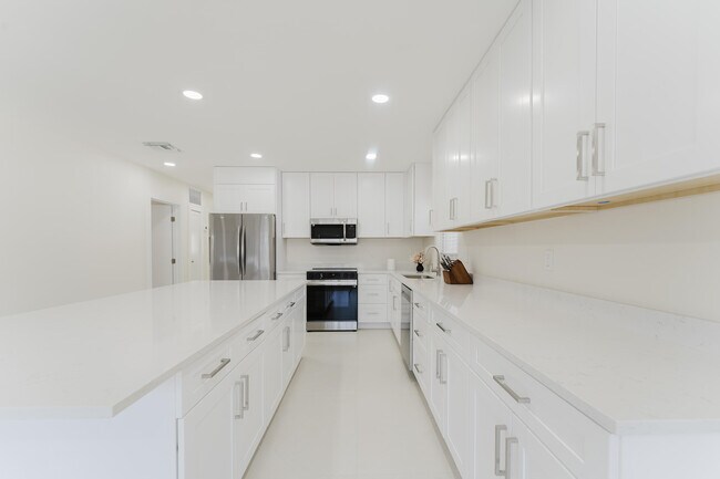 Building Photo - 3199 NE 6th Dr