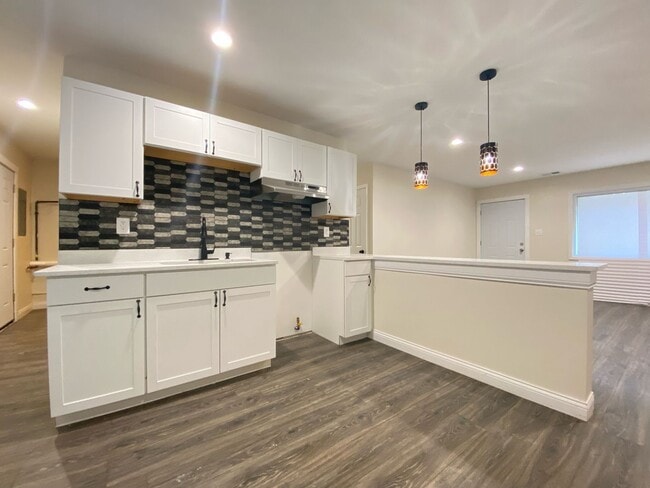 Building Photo - Newly Renovated 3 Bedroom Home With Centra...