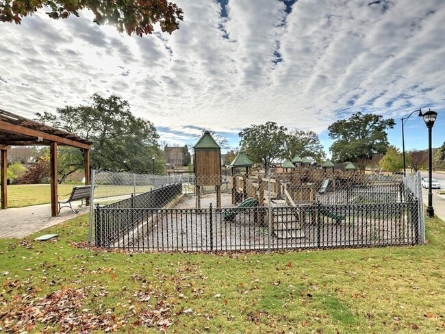 Building Photo - 975 Odessa Dr