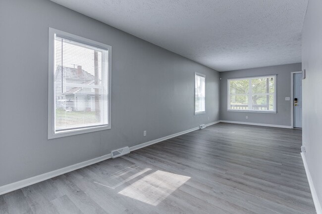 Building Photo - For Rent: 4-bedroom 2-bathroom single family home! Available February