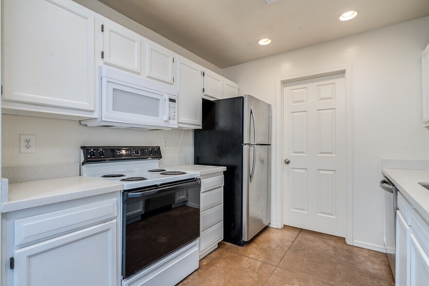 Electric stove with oven - 3138 E Adams St