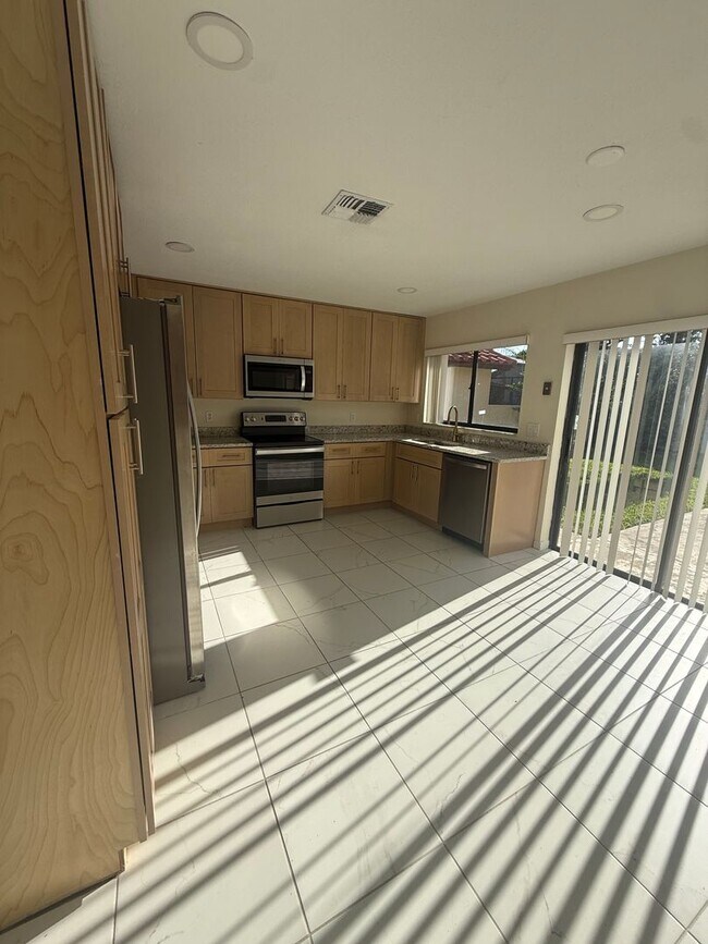 Building Photo - 8102 Ibiza Ct S