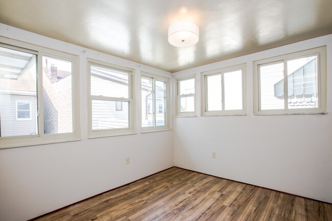 Building Photo - 2712 Sarah St