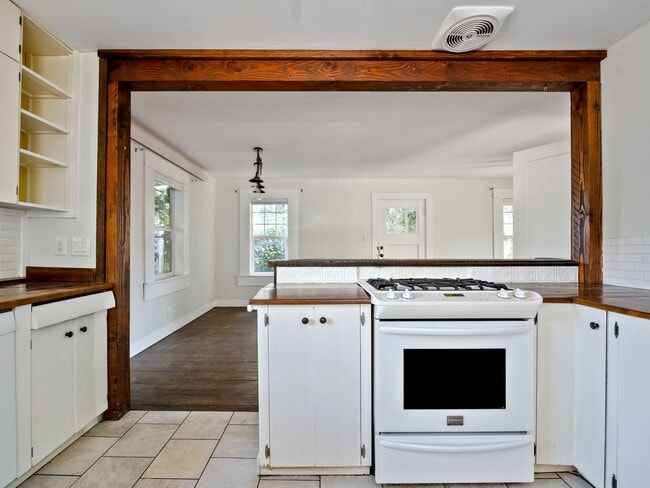 Building Photo - Adorable, fully updated 1-bdr/1-bath Milwa...