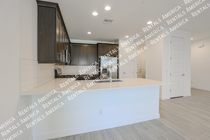 Building Photo - 9002 W Rancho Dr