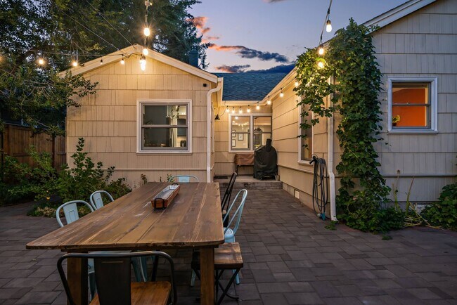 Building Photo - Furnished Downtown Bungalow!