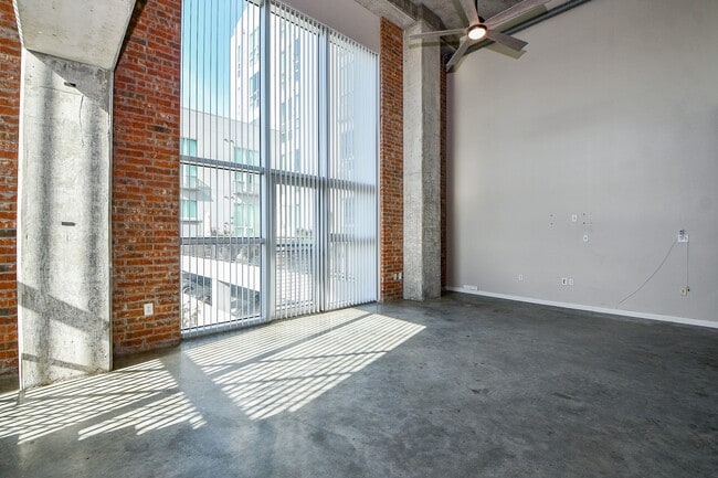 Building Photo - 2000 Bagby St
