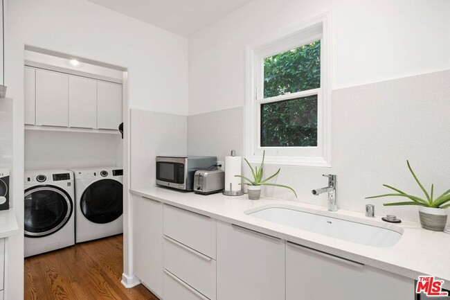 Building Photo - 601 Hayworth Ave