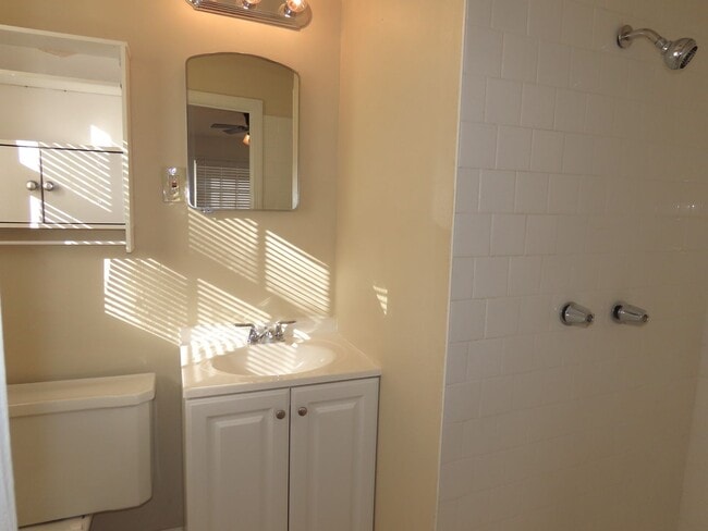 Building Photo - Lovely Updated 3 Bedroom, 2 Bath House in ...