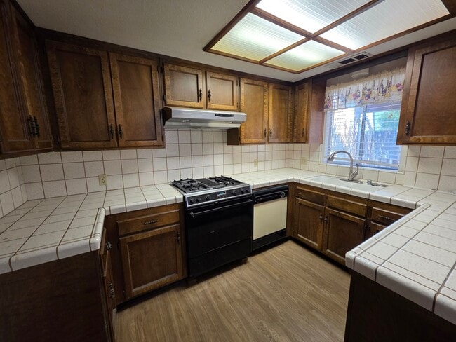 Building Photo - 2 bedroom 1 bath in SE Visalia