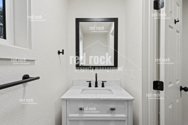 Building Photo - 4207 N Abbey Rd