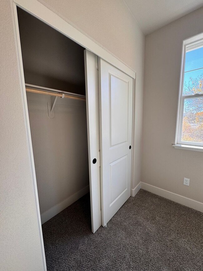 Building Photo - NEW! 3/2.5/2 Townhome in Gardnerville