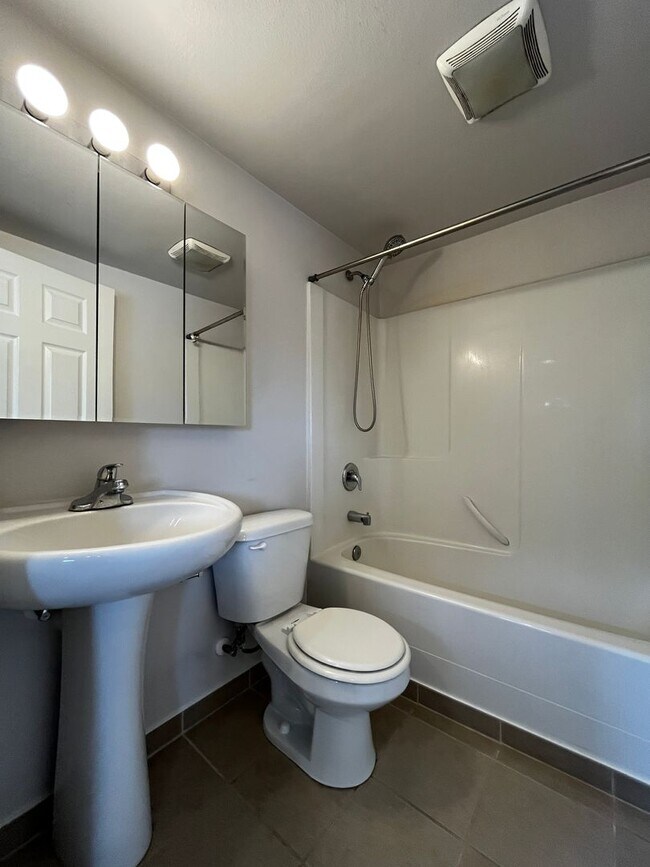 Building Photo - Affordable Single Bedroom Poulsbo Home w/G...
