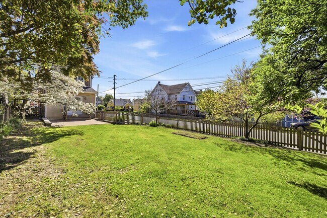 Building Photo - Charming Updated 4B/2.5B Home with Fenced Yard & Parking Included