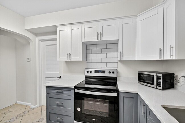 Building Photo - 5009 Spruce Ave