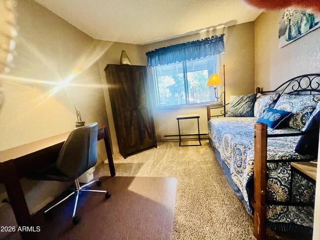 Building Photo - 2700 S White Mountain Rd