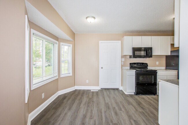 Building Photo - Ranch Style 3 bedroom 2 bathroom NEST Close to Fort Liberty!