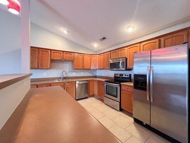 Building Photo - 2-Bedroom + office Condo Retreat with Pool Access