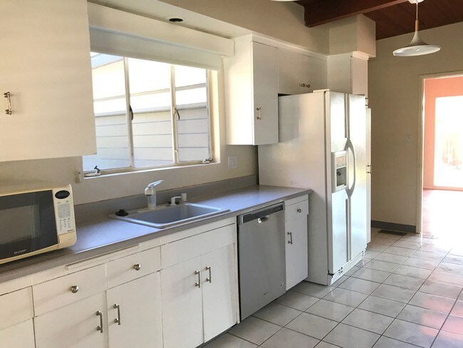 Kitchen - 926 Crestview Dr