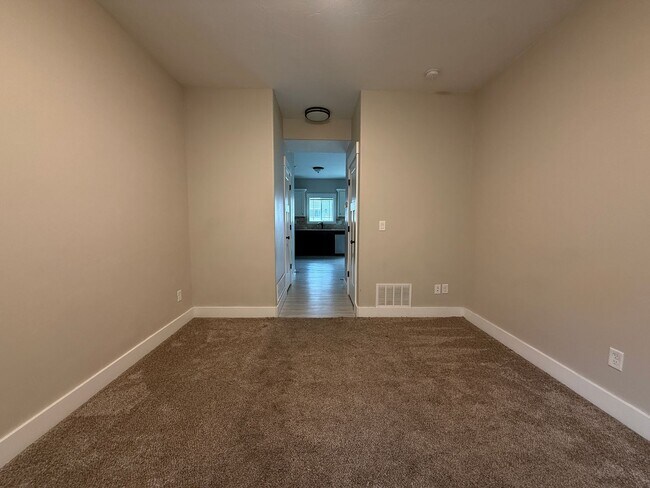 Building Photo - 690 S Saturn Ave