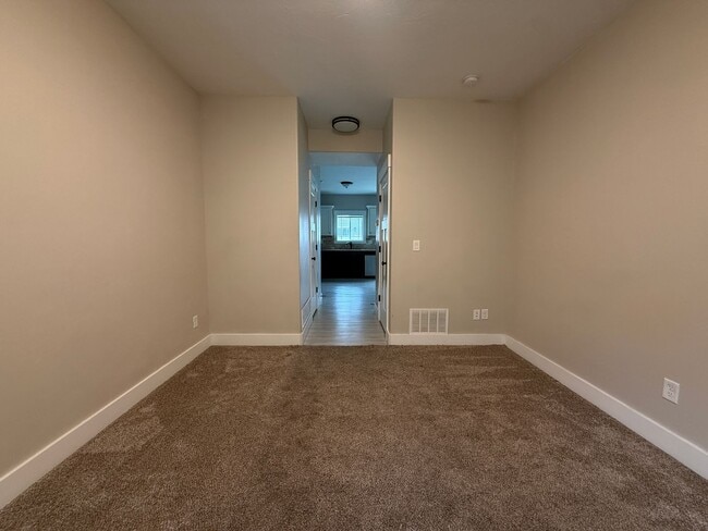 Building Photo - 694 S Saturn Ave