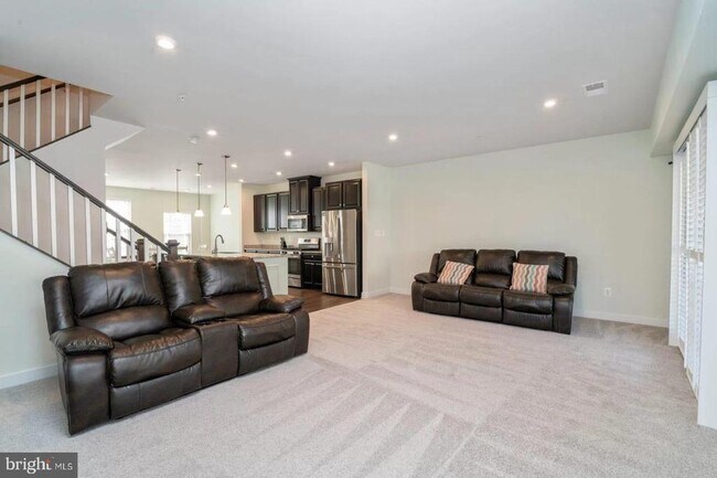 Building Photo - 5950 Etterbeek St