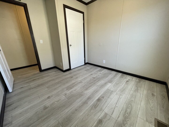 Building Photo - 15861 Marentette Dr