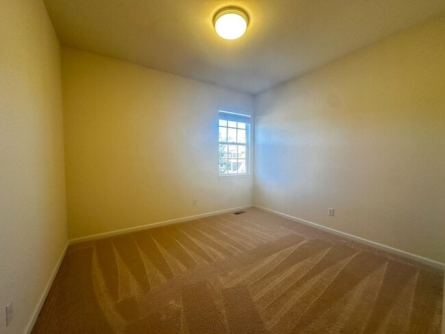 Building Photo - Luxurious Castle Pine living awaits!