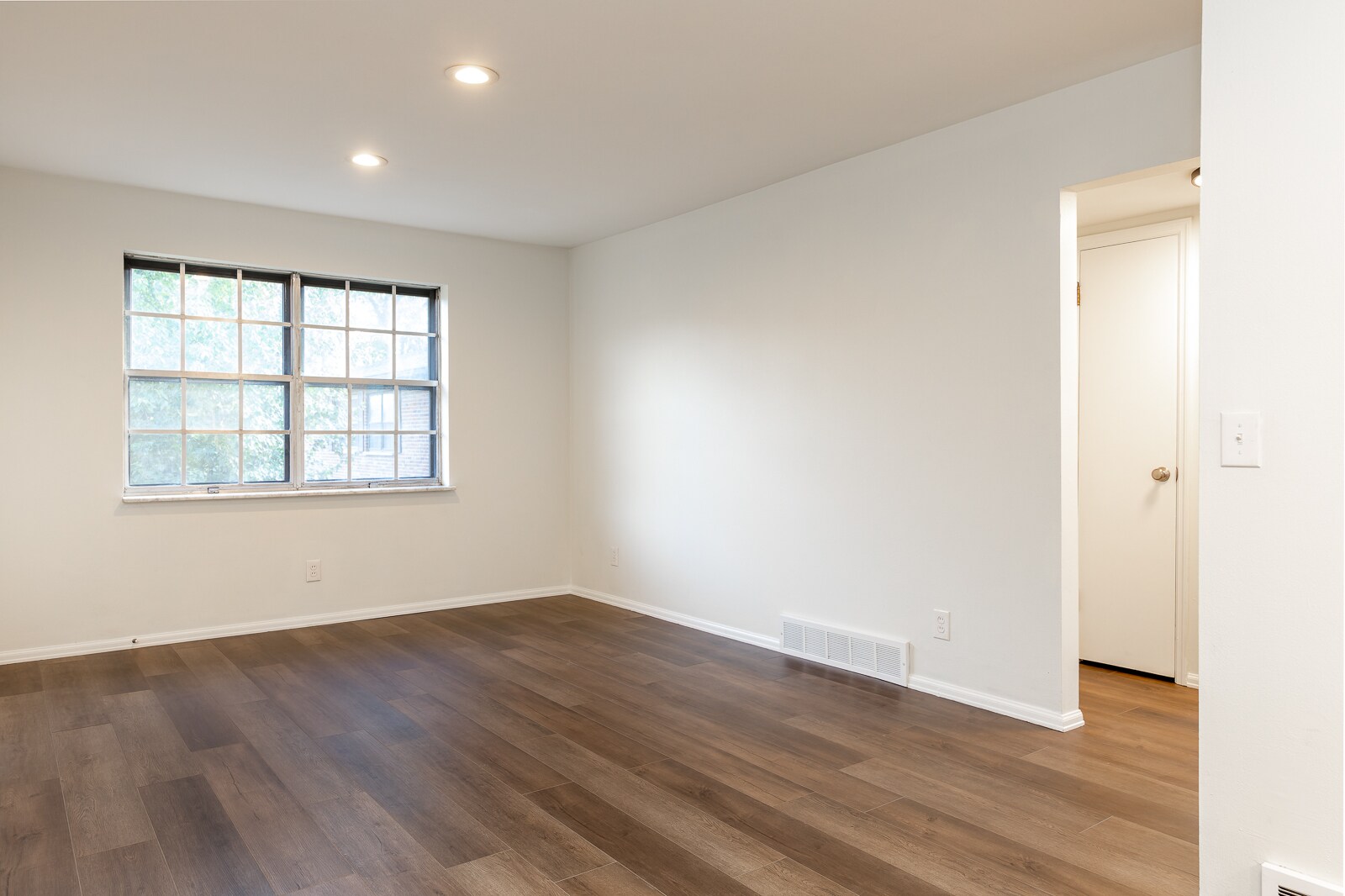 Building Photo - 7951 Royal Arms Ct