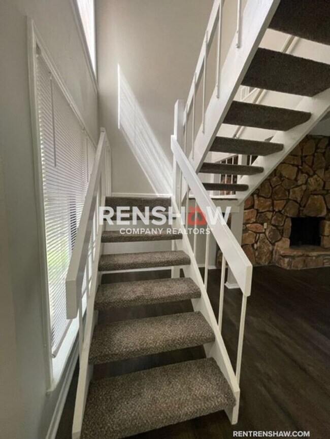 Building Photo - Unique 3 Bed / 2.5 Bath Condo - Move in Re...